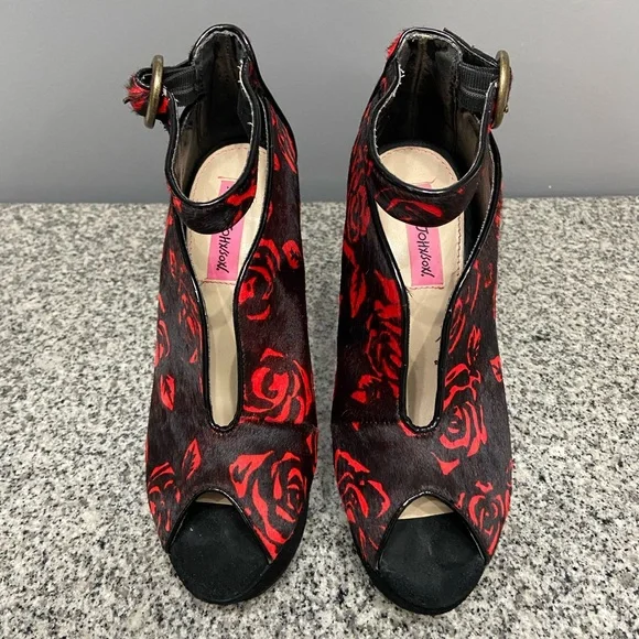 BETSEY JOHNSON Black/Red Roses Pony Hair Peep Toe Stiletto Platforms Whimsy  6.5 - Picture 4 of 17